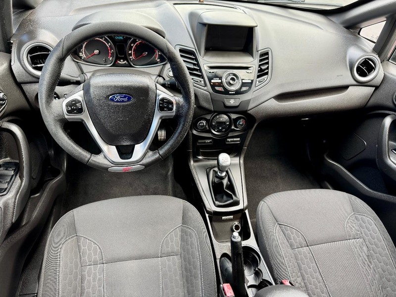 Ford Fiesta ST Vehicle Full-screen Gallery Image 06