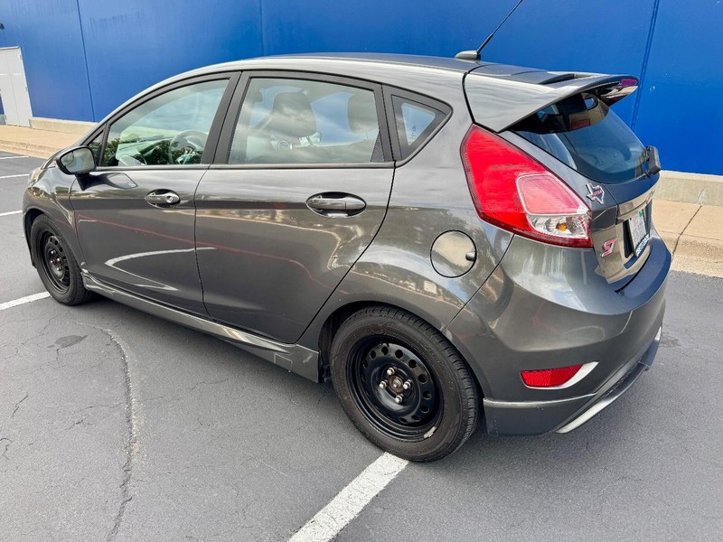 Ford Fiesta ST Vehicle Full-screen Gallery Image 09