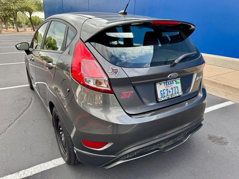 Ford Fiesta ST Vehicle Full-screen Gallery Image 10