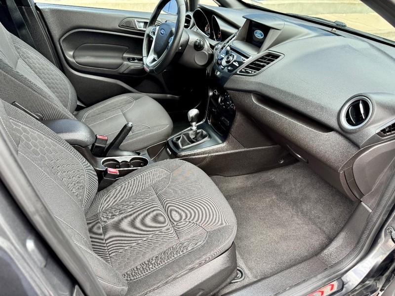 Ford Fiesta ST Vehicle Full-screen Gallery Image 19