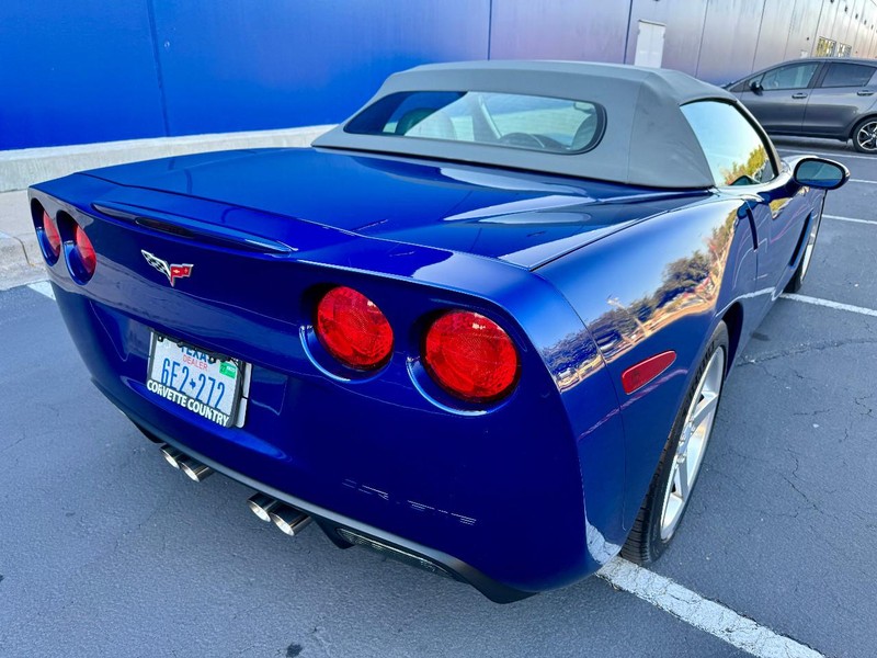 Chevrolet Corvette Vehicle Full-screen Gallery Image 04