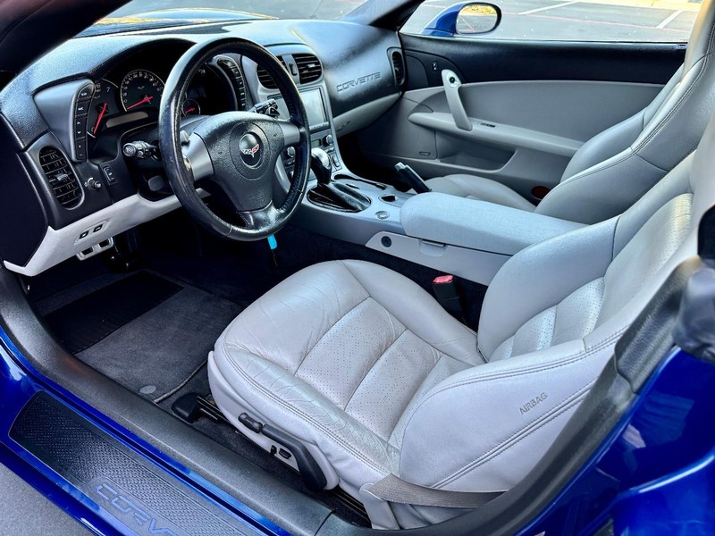 Chevrolet Corvette Vehicle Full-screen Gallery Image 05