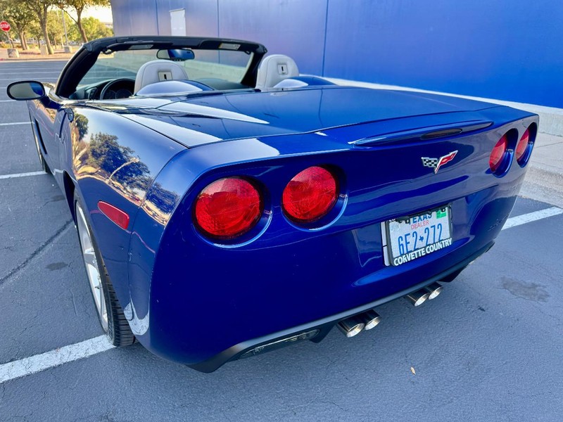 Chevrolet Corvette Vehicle Full-screen Gallery Image 10