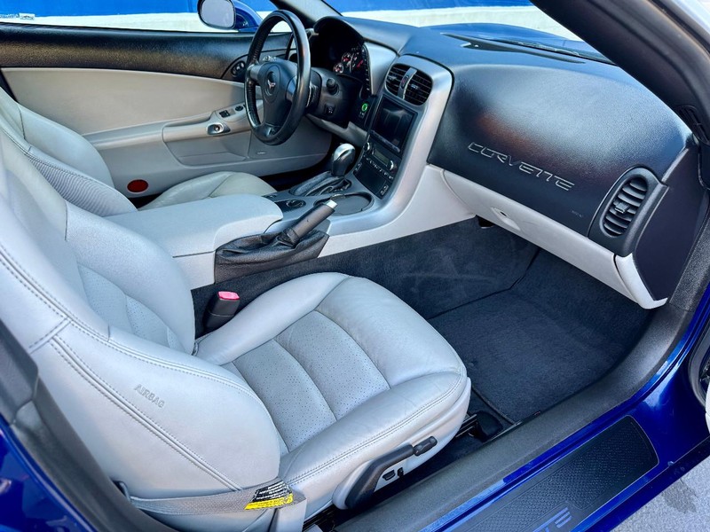 Chevrolet Corvette Vehicle Full-screen Gallery Image 16