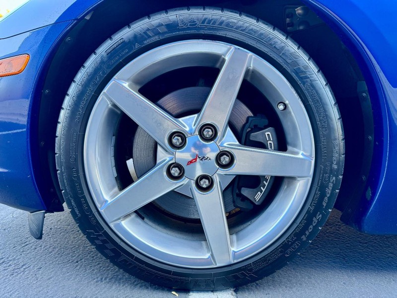 Chevrolet Corvette Vehicle Full-screen Gallery Image 19