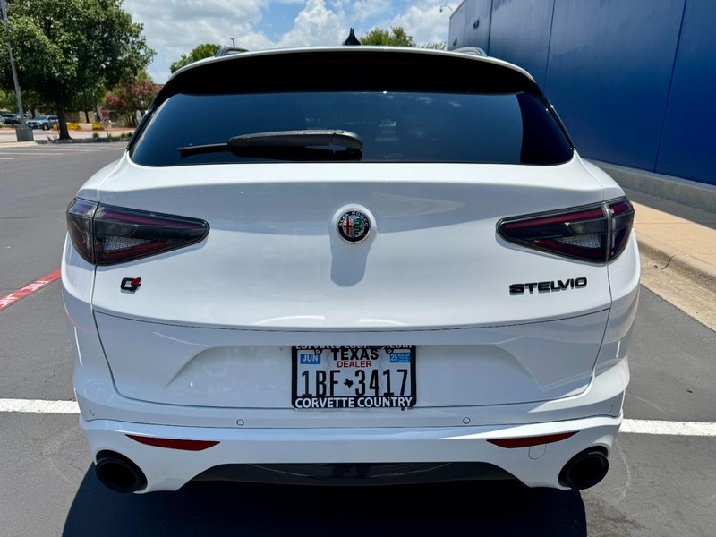 Alfa Romeo Stelvio Ti Sport AWD Vehicle Image 11