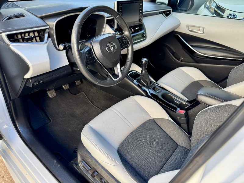 Toyota Corolla XSE Vehicle Image 05