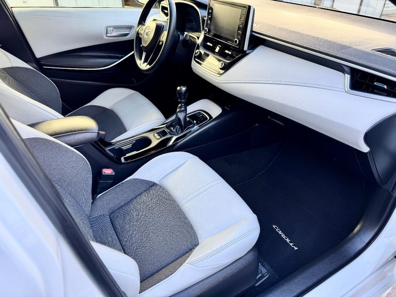 Toyota Corolla XSE Vehicle Image 19