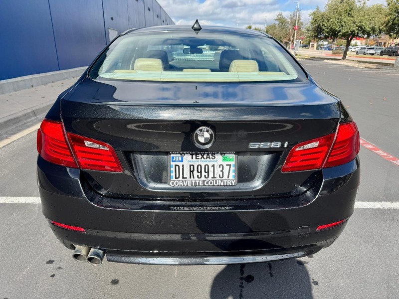 BMW 528i Vehicle Full-screen Gallery Image 16