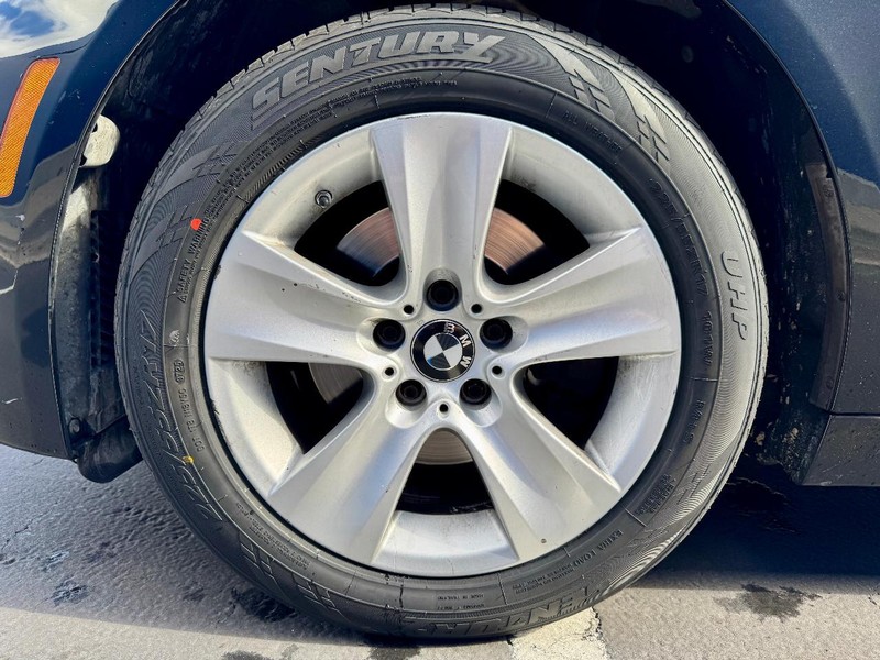 BMW 528i Vehicle Full-screen Gallery Image 21