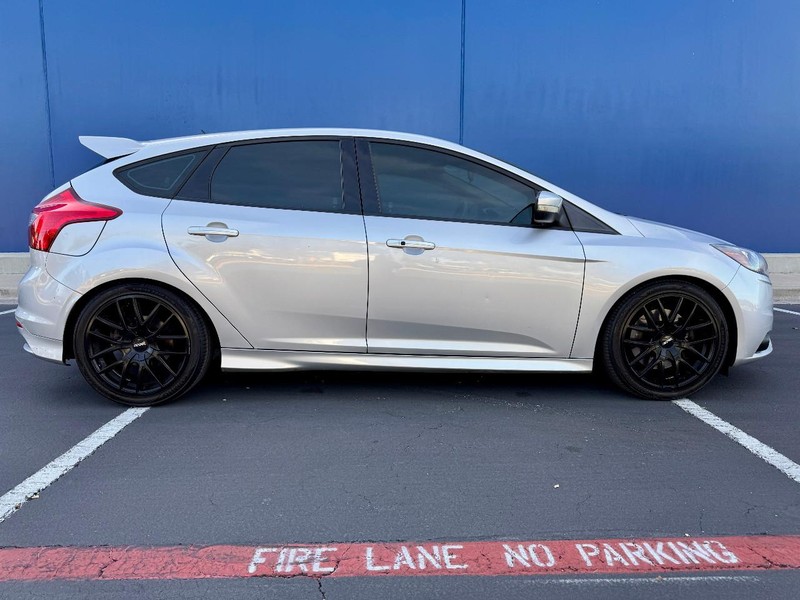 Ford Focus ST Vehicle Image 03