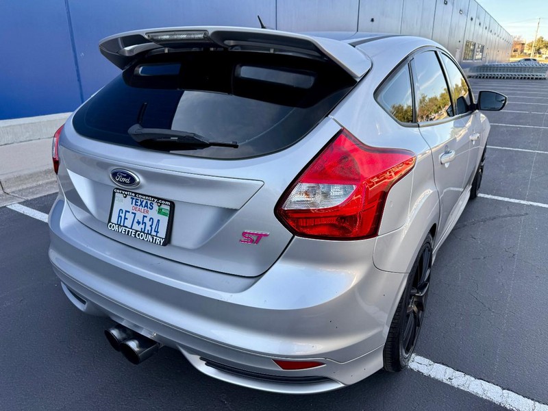 Ford Focus ST Vehicle Image 04