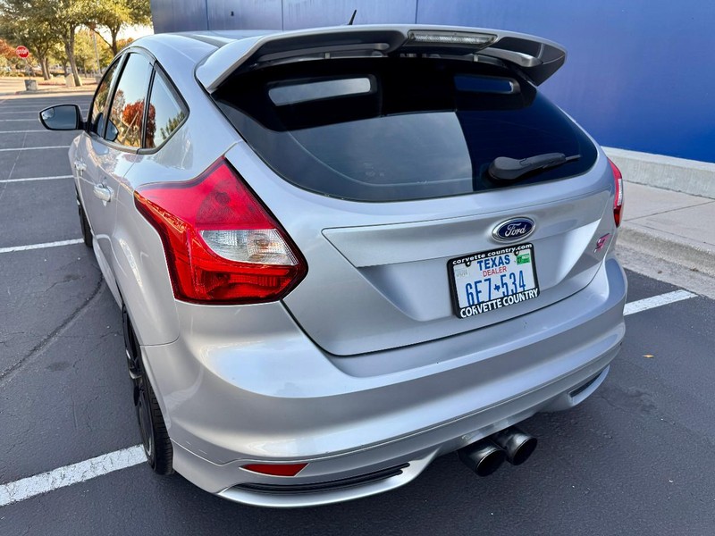 Ford Focus ST Vehicle Image 10