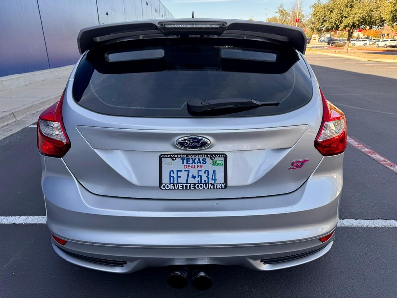 Ford Focus ST Vehicle Image 16