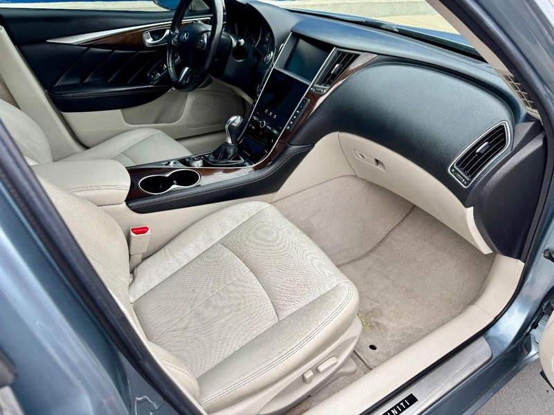 INFINITI Q50 Hybrid Premium AWD Vehicle Full-screen Gallery Image 20