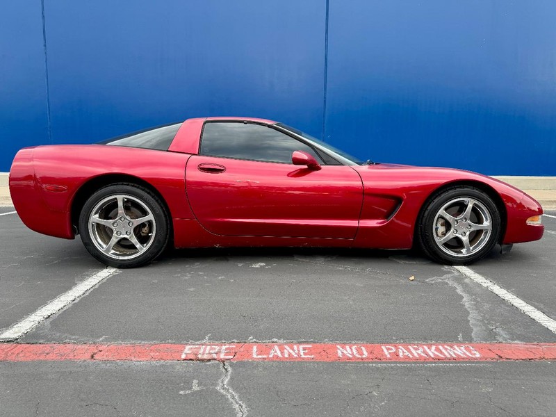 Chevrolet Corvette Vehicle Full-screen Gallery Image 03