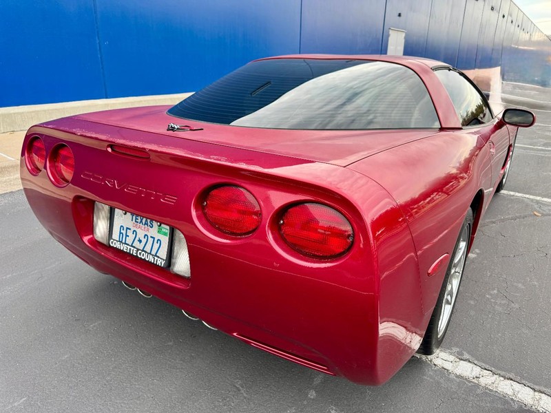 Chevrolet Corvette Vehicle Full-screen Gallery Image 04