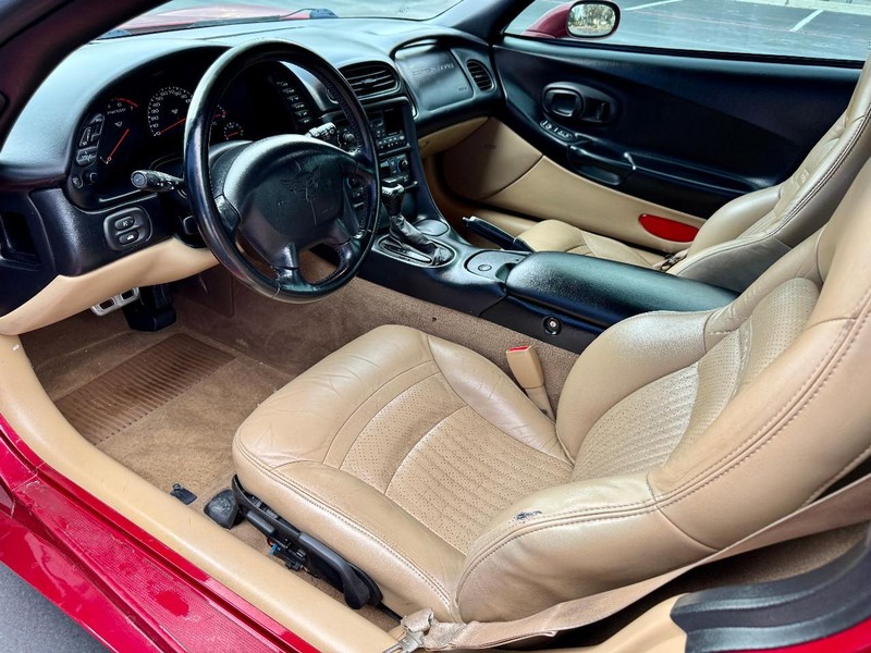 Chevrolet Corvette Vehicle Full-screen Gallery Image 05