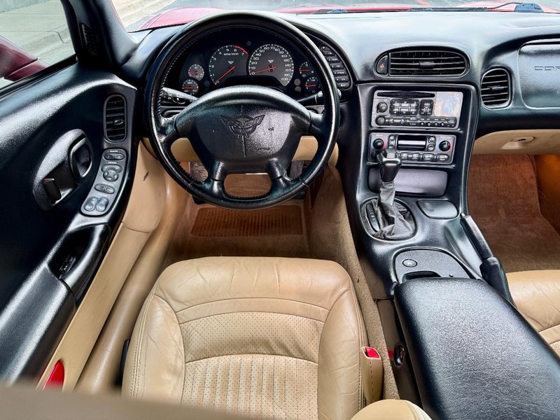 Chevrolet Corvette Vehicle Full-screen Gallery Image 06