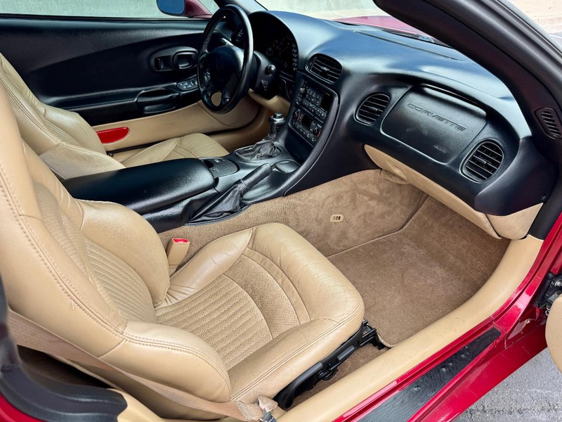 Chevrolet Corvette Vehicle Full-screen Gallery Image 17