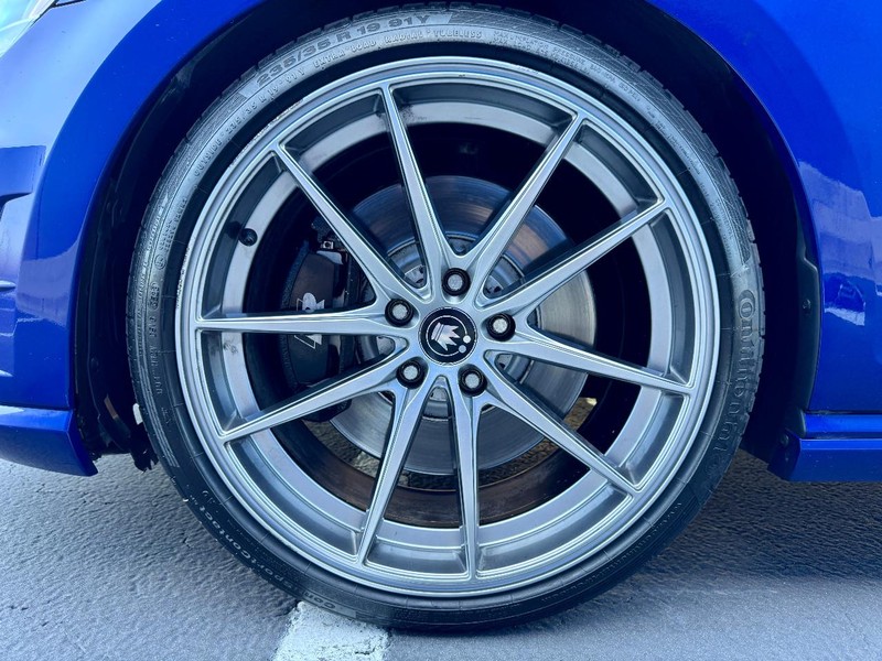 Volkswagen Golf R with DCC and Navigation Vehicle Full-screen Gallery Image 22