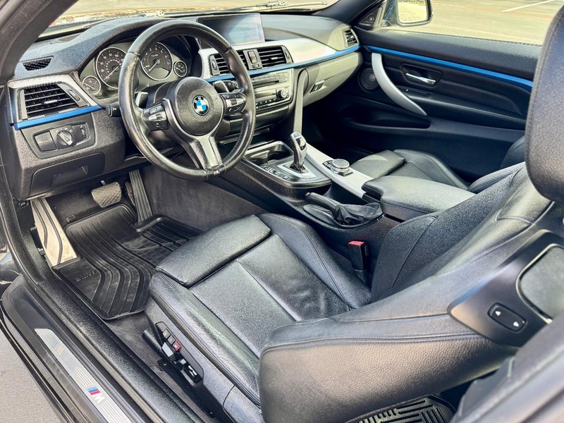 BMW 435i M Sport Vehicle Full-screen Gallery Image 05