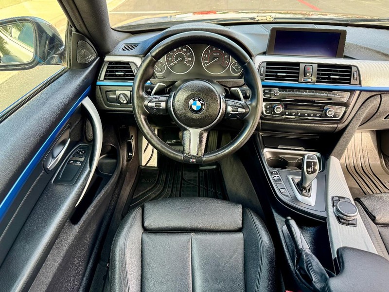 BMW 435i M Sport Vehicle Full-screen Gallery Image 06