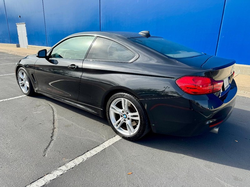 BMW 435i M Sport Vehicle Full-screen Gallery Image 09