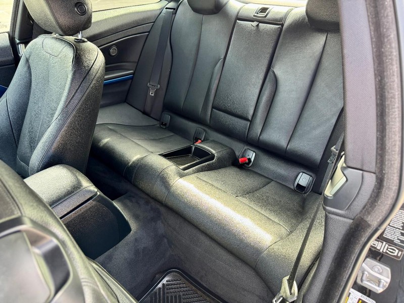 BMW 435i M Sport Vehicle Full-screen Gallery Image 17