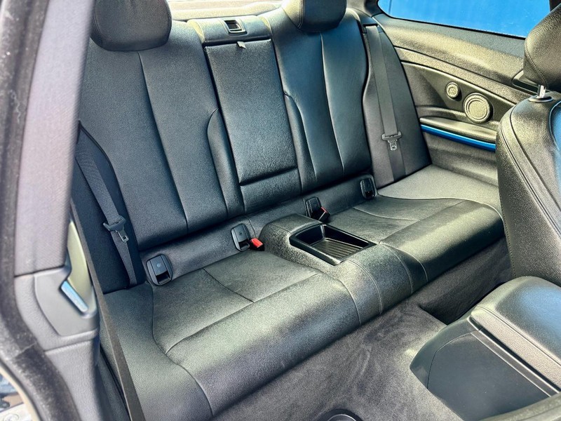 BMW 435i M Sport Vehicle Full-screen Gallery Image 18