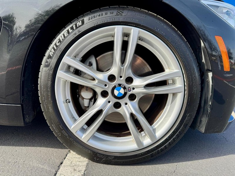 BMW 435i M Sport Vehicle Full-screen Gallery Image 21