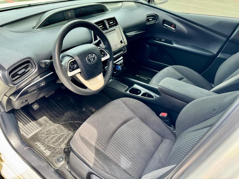 Toyota Prius One Vehicle Full-screen Gallery Image 05