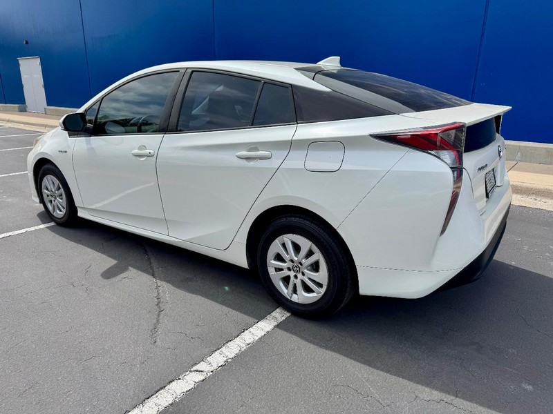 Toyota Prius One Vehicle Full-screen Gallery Image 09