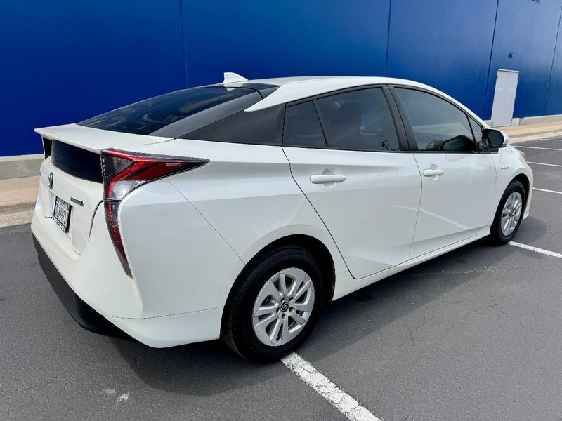 Toyota Prius One Vehicle Full-screen Gallery Image 15