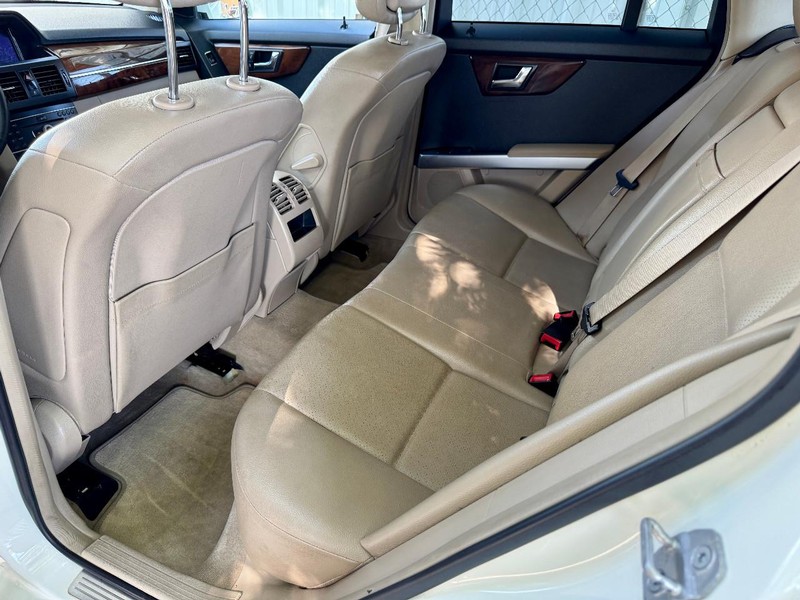 Mercedes-Benz GLK350 RWD Vehicle Image 17