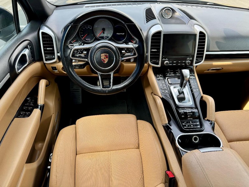 Porsche Cayenne S AWD Vehicle Image 06