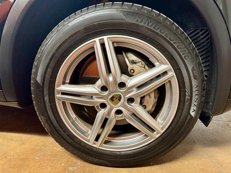 Porsche Cayenne S AWD Vehicle Image 22