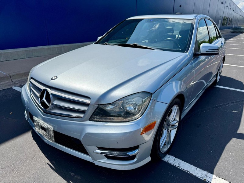 Mercedes-Benz C250 Sport RWD Vehicle Full-screen Gallery Image 02