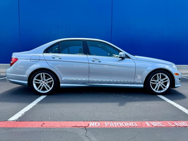 Mercedes-Benz C250 Sport RWD Vehicle Full-screen Gallery Image 03