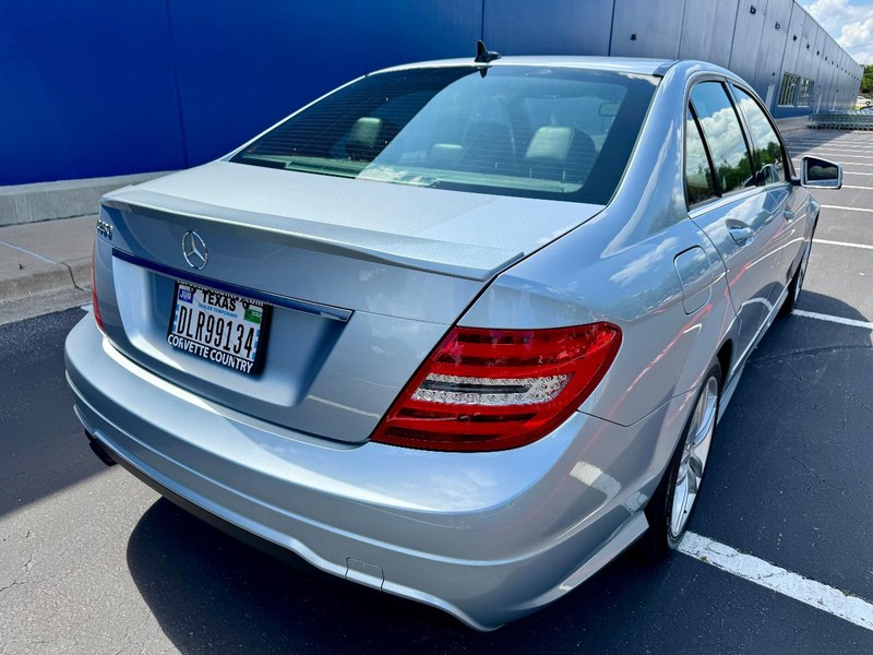 Mercedes-Benz C250 Sport RWD Vehicle Full-screen Gallery Image 04