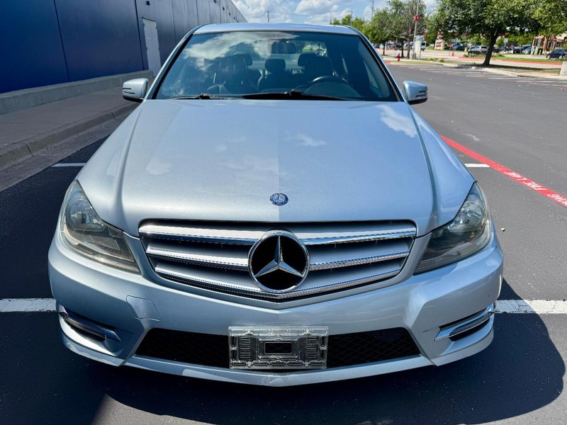 Mercedes-Benz C250 Sport RWD Vehicle Full-screen Gallery Image 05