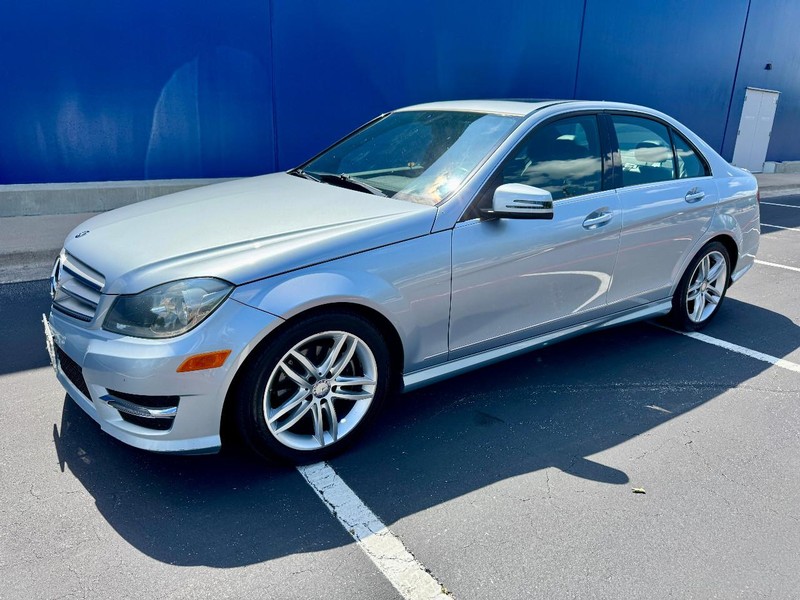 Mercedes-Benz C250 Sport RWD Vehicle Full-screen Gallery Image 06