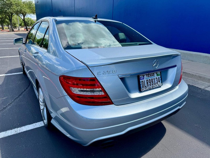 Mercedes-Benz C250 Sport RWD Vehicle Full-screen Gallery Image 08