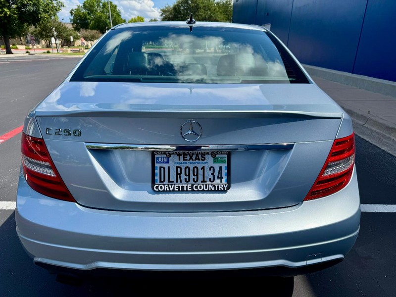 Mercedes-Benz C250 Sport RWD Vehicle Full-screen Gallery Image 09