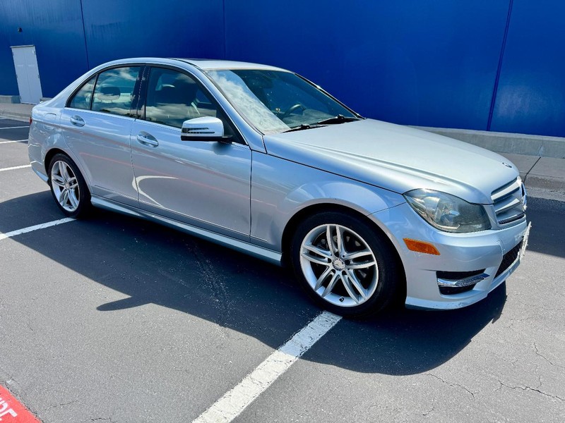 Mercedes-Benz C250 Sport RWD Vehicle Full-screen Gallery Image 12