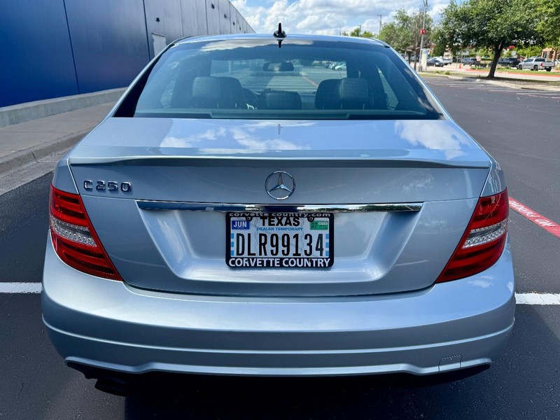 Mercedes-Benz C250 Sport RWD Vehicle Full-screen Gallery Image 14