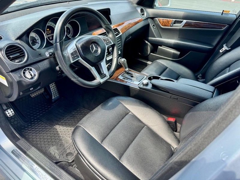 Mercedes-Benz C250 Sport RWD Vehicle Full-screen Gallery Image 15