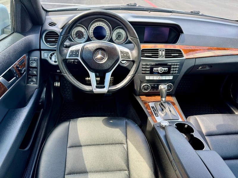 Mercedes-Benz C250 Sport RWD Vehicle Full-screen Gallery Image 16