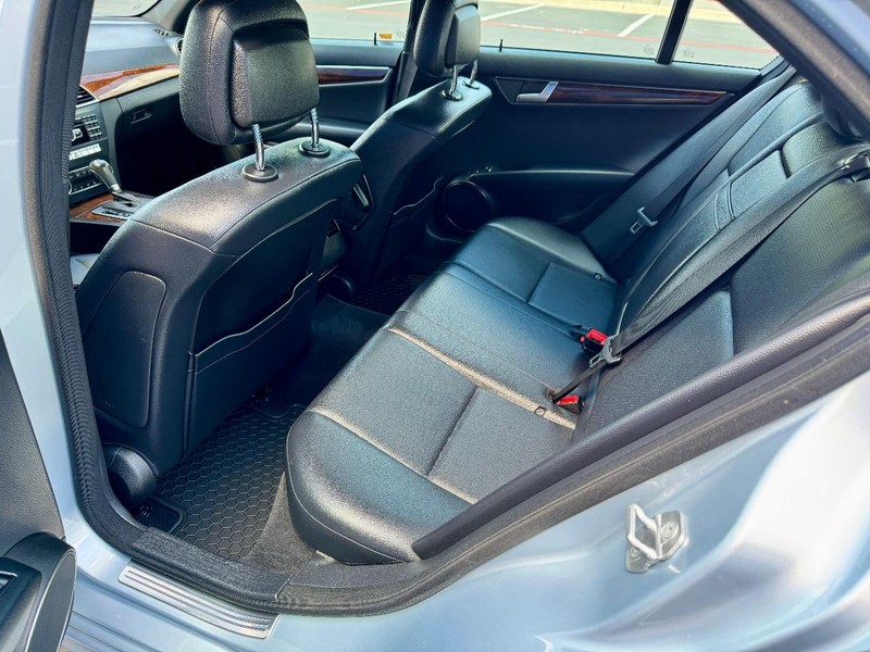 Mercedes-Benz C250 Sport RWD Vehicle Full-screen Gallery Image 17