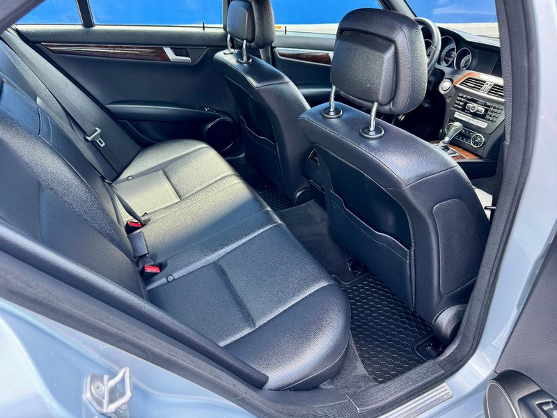 Mercedes-Benz C250 Sport RWD Vehicle Full-screen Gallery Image 18
